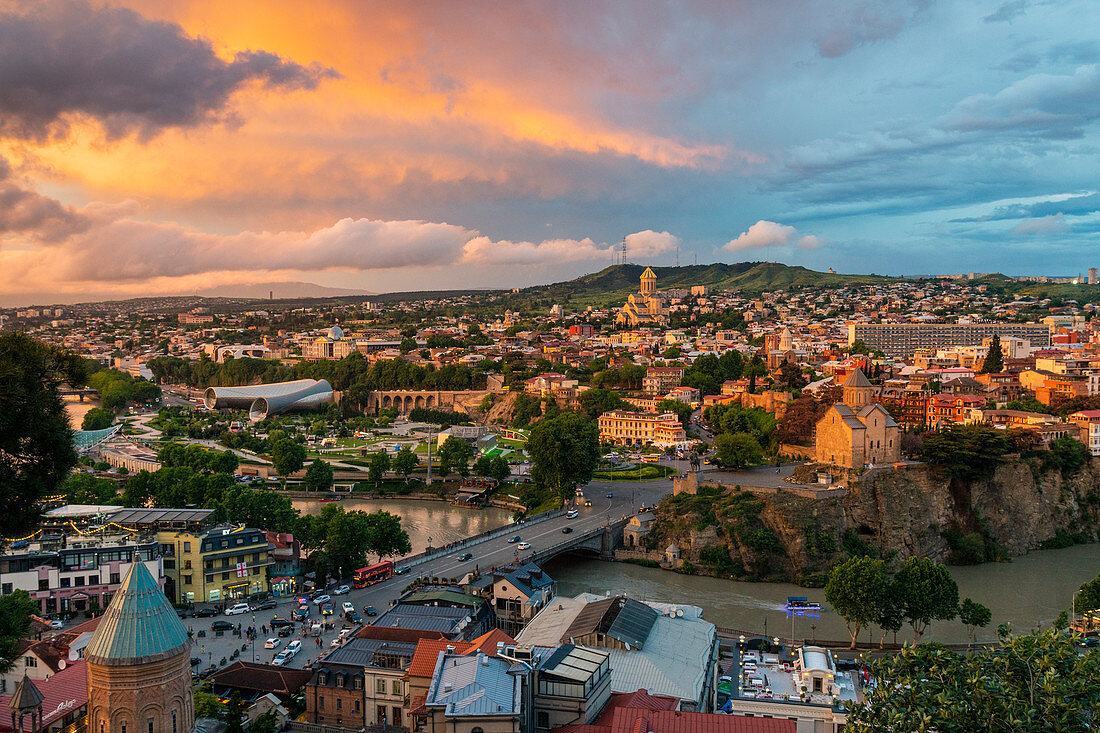 Blick auf die antike Stadt Tiflis von Nariqala bei Sonnenuntergang, Tiflis, Georgien