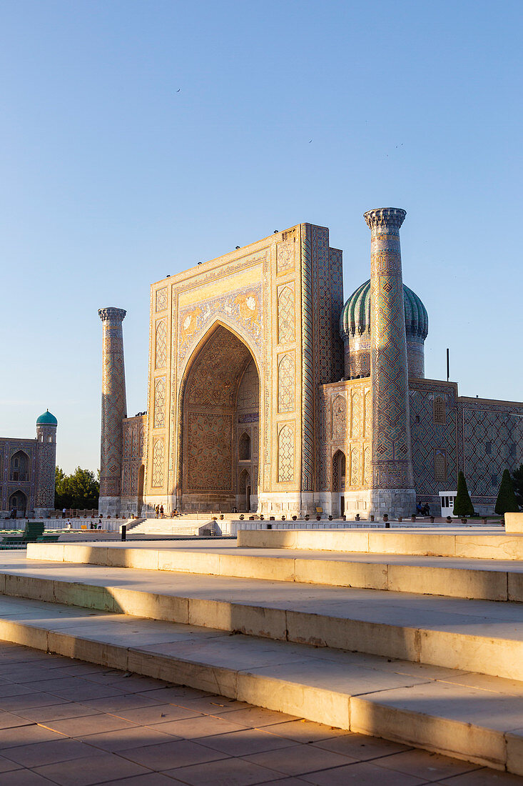 Registan-Platz und die Sher-Dor-Madrasa im Zentrum der Stadt Samarkand, Sammarcanda, Usbekistan, Zentralasien