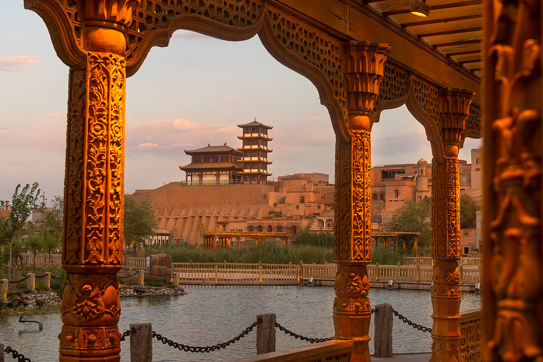 Pagode und Architektur in einer grünen Zone der antiken Stadt. Kashgar, Region Xinjiang, China