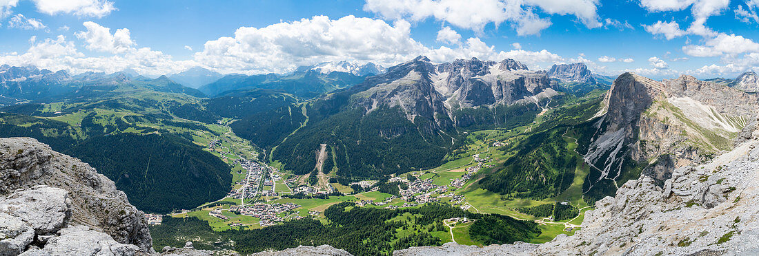 Panorama vom Gipfel des Sassongher-Berges im Sommer, Corvara, Alta Badia, Provinz Bozen, Trentino-Südtirol, Italien, Europa
