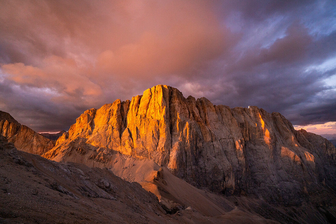 Marmolada Südwand bei Sonnenuntergang vom Ombretta-Berg im Sommer, Canazei, Contrin-Tal, Fassatal, Dolomiten, Trentino-Südtirol, Italien, Europa