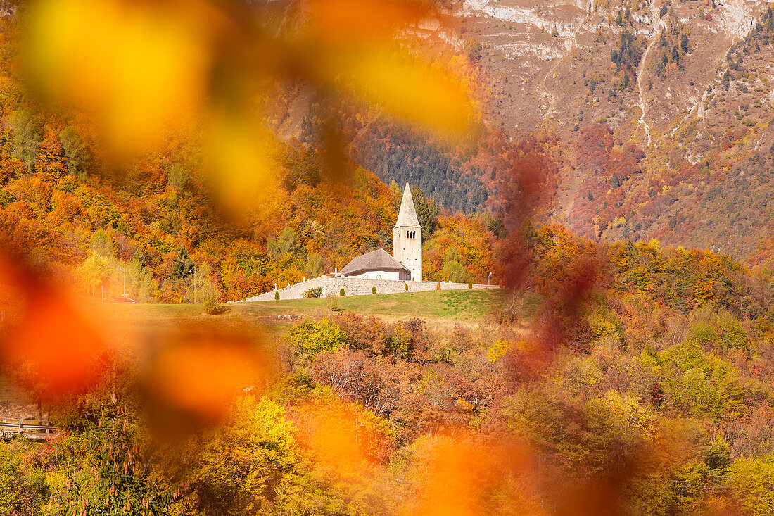 Kirche von Cavedago im Herbst im Trentino-Gebirge, Cavedago, Paganella, Brenta Dolomiten, Trentino-Südtirol, Italien, Europa