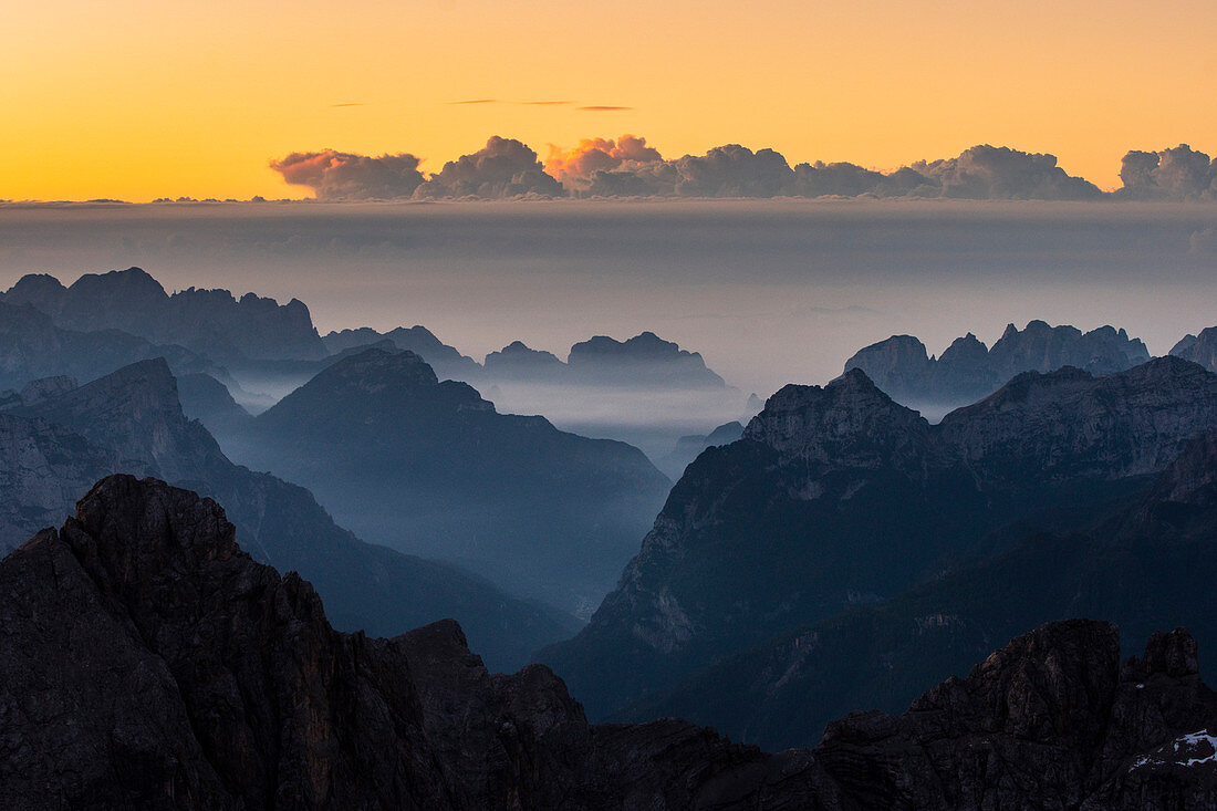 Berglandschaft mit Gipfelprofilen im Hintergrund bei Sonnenuntergang vom Ombretta aus, Canazei, Contrin-Tal, Fassatal, Dolomiten, Trentino-Südtirol, Italien, Europa