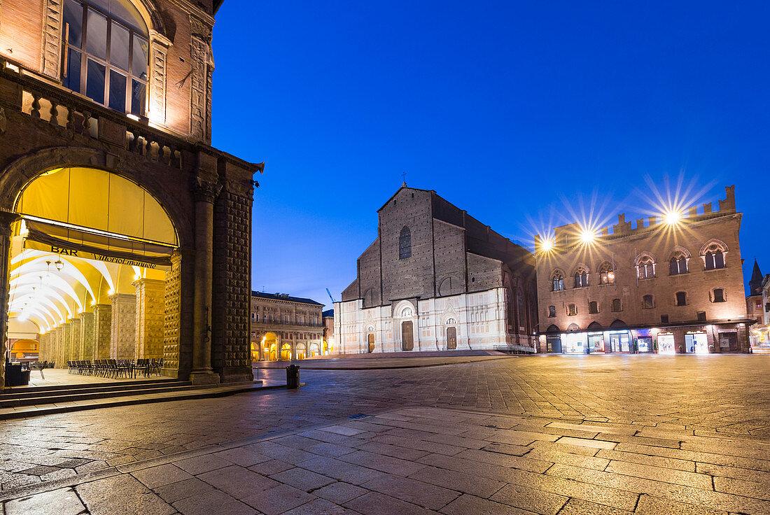 Kirche San Petronio auf dem Platz Maggiore in der Abenddämmerung. Bologna, Emilia Romagna, Italien, Europa
