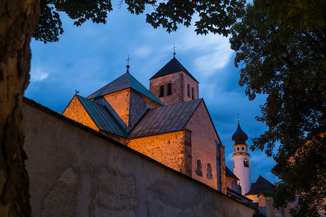 Die mittelalterliche Kirche Collegiata dei Santi Candido und Corbiniano im Alpendorf Innichen in der Abenddämmerung, San Candido, Pustertal, Provinz Bozen, Dolomiten, Trentino-Südtirol, Italien, Europa