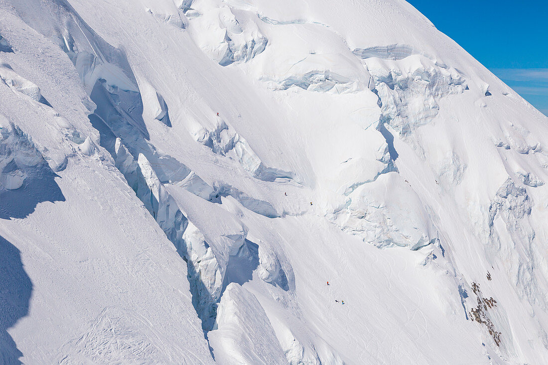 Skibergsteiger an der Nordwand des Mount Blanc in den Gletscher zwischen Serac, Chamonix, Alpen, Frankreich, Europa