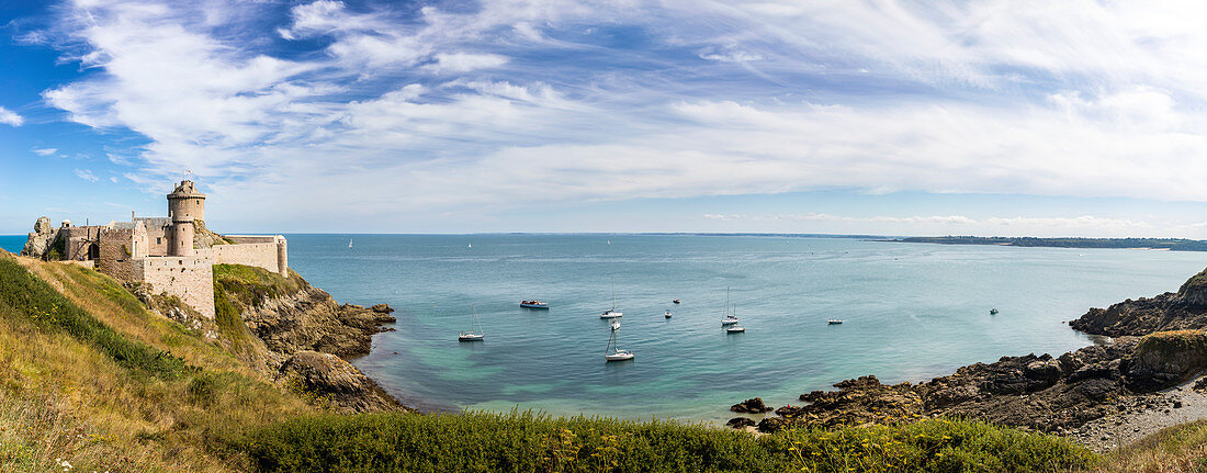 Die Burg Fort la Latte, Cap Fréhel, Sables d'Or les Pinse, Côte d'Armor, Ille-et-Vilaine, Bretagne, Frankreich