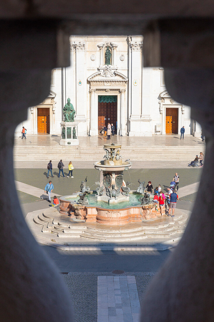 Brunnen an der Piazza della Madonna, Basilika vom Heiligen Haus in Loreto, Provinz Ancona, Marken, Italien