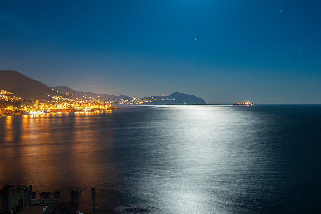 Nacht an der Ostküste von Genua, Ligurien, Italien