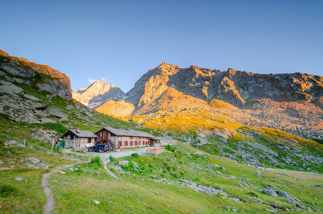 Sonnenuntergang über dem Rifugio Chalet de l'Épée, Valgrisenche, Aostatal, italienische Alpen, Italien