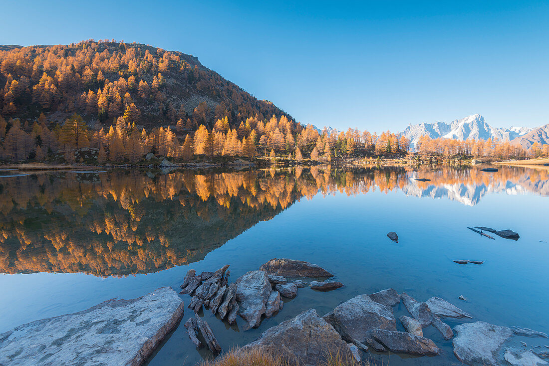 Lago d'Arpy im Herbst, Valdigne, Aostatal, italienische Alpen, Italien