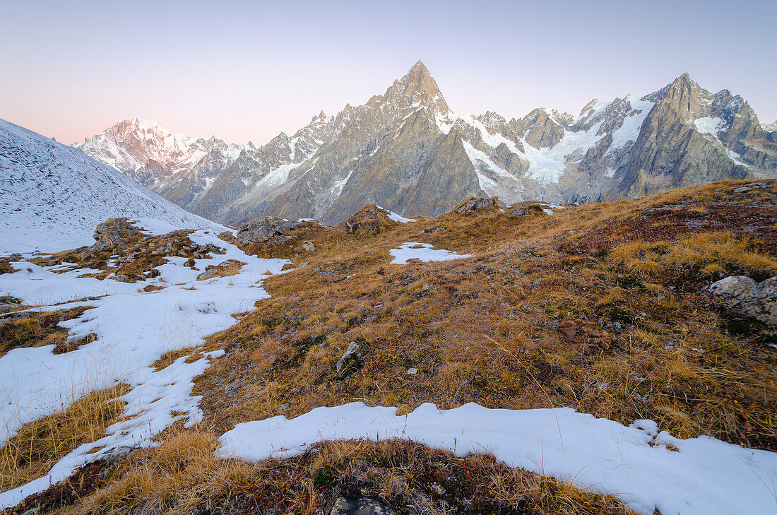 Lichter vor dem Sonnenaufgang im Malatra-Tal, Val Ferret, Aostatal, italienische Alpen, Italien