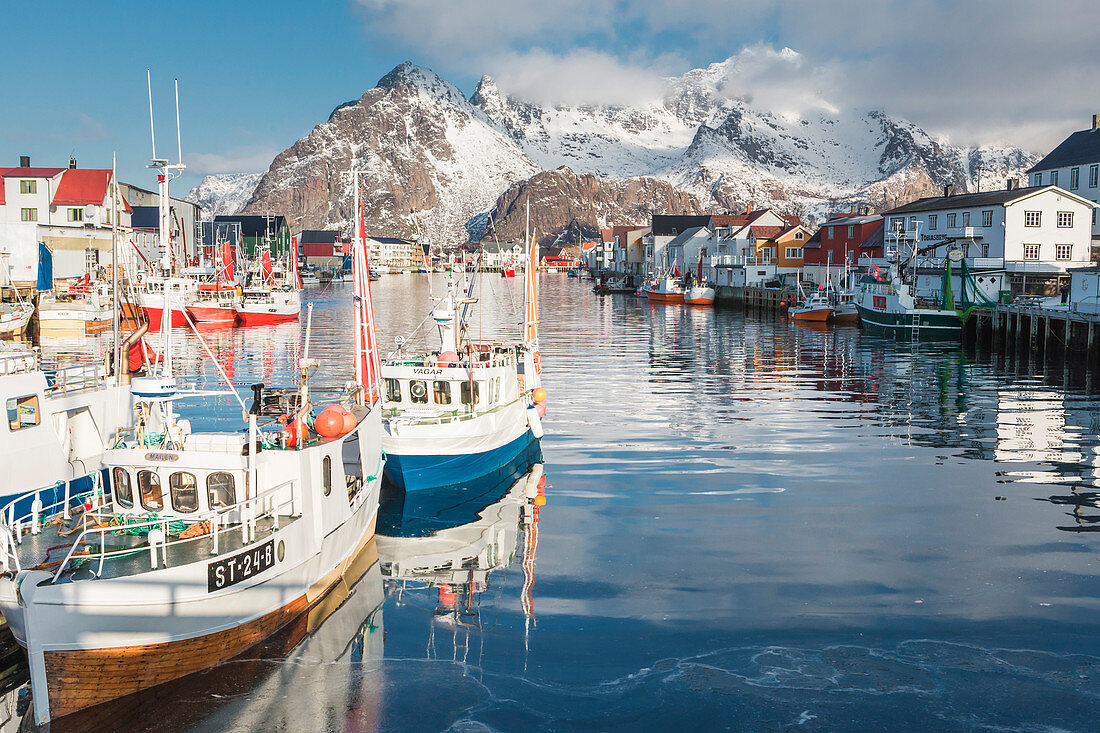 Boote im Hafen von Henningsvaer, Lofoten, Norwegen