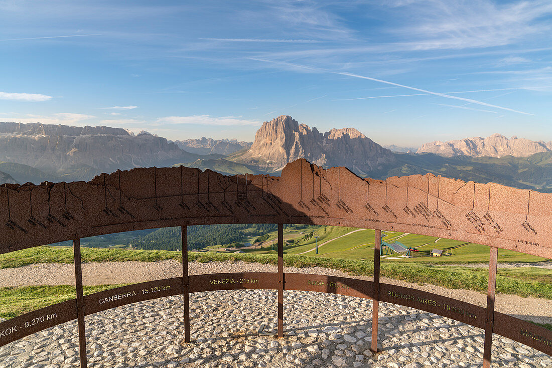 Gipfelkarte von Seceda aus gesehen, von links nach rechts: Sellagruppe, Langkofel und die Rosengartengruppe, St. Ulrich, Provinz Bozen, Trentino-Südtirol, Italien