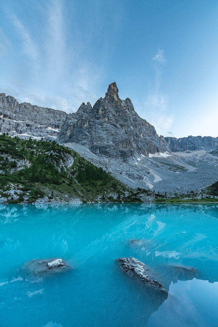 Die Sorapis-Gruppe und der Sorapissee in der Abenddämmerung im Sommer, Cortina d'Ampezzo, Provinz Belluno, Venetien, Italien