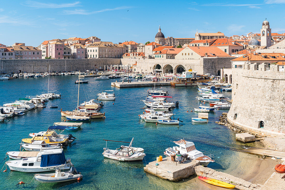 Boote im Hafen von der Altstadt im Sommer, Dubrovnik, Gespanschaft Dubrovnik-Neretva, Kroatien