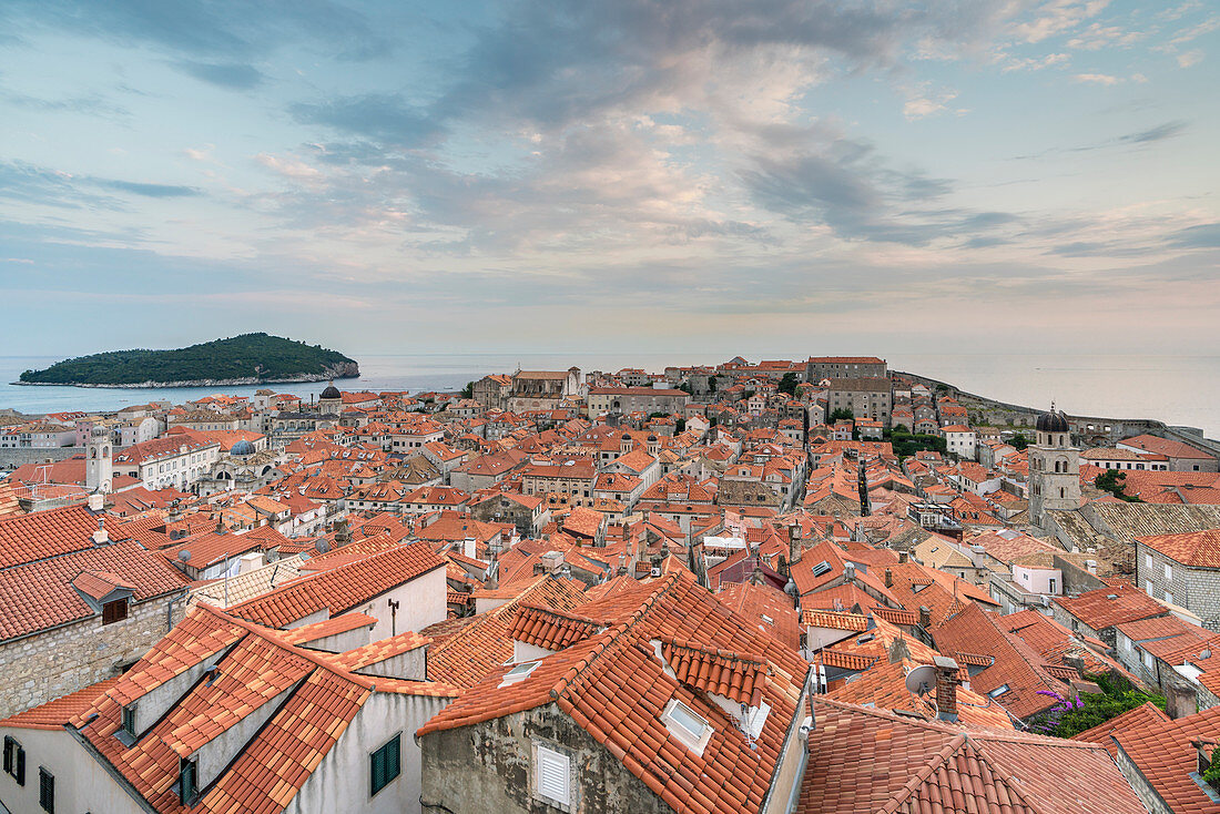 Blick auf die Altstadt und die Insel Lokrum im Sommer bei Sonnenuntergang, Dubrovnik, Gespanschaft Dubrovnik-Neretva, Kroatien
