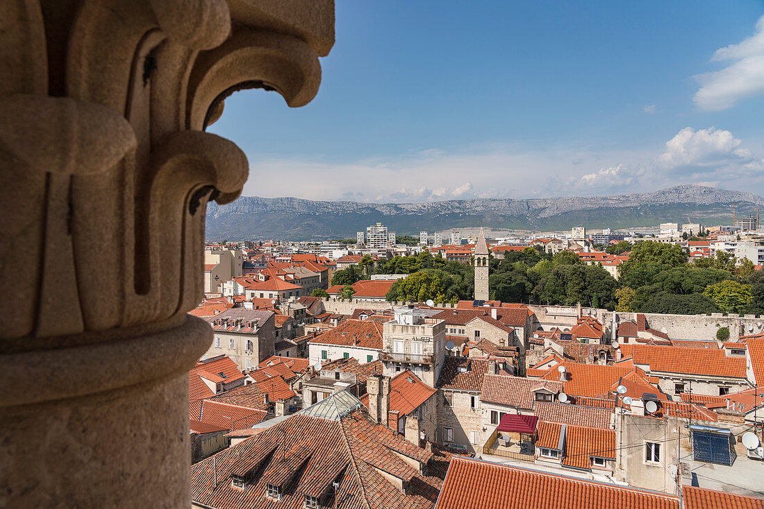 Blick auf die Dächer der Altstadt vom Glockenturm der Kathedrale des hl. Domnius, Split, Gespanschaft Dalmatien, Kroatien