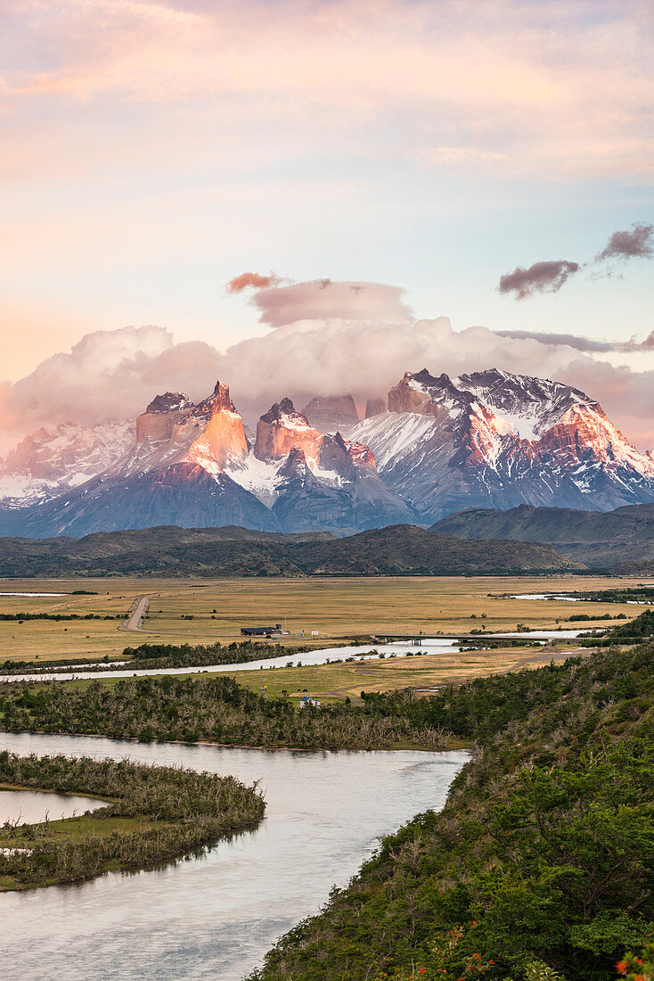 Die Hörner von Paine und Cerro Paine im Morgengrauen mit dem Fluss Serrano im Vordergrund, Nationalpark Torres del Paine, Provinz Ultima Esperanza, Region Magallanes, Chile