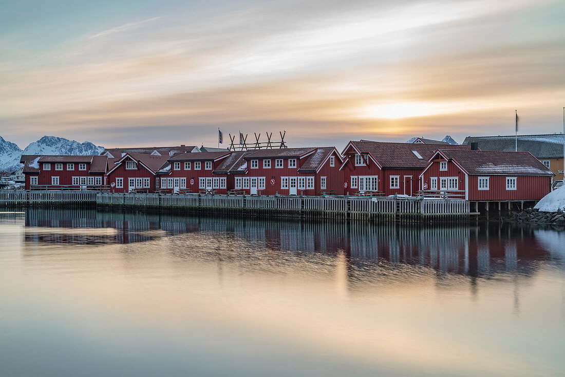 Traditionelle rote Häuser bei Sonnenuntergang im Winter, Svolvaer, Nordland, Region Nordnorwegen, Norwegen
