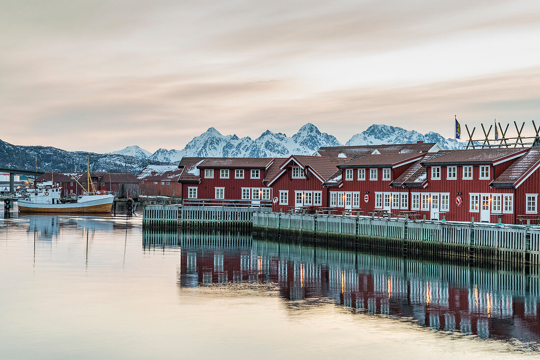 Traditionelle rote Häuser bei Sonnenuntergang im Winter, Svolvaer, Nordland, Region Nordnorwegen, Norwegen