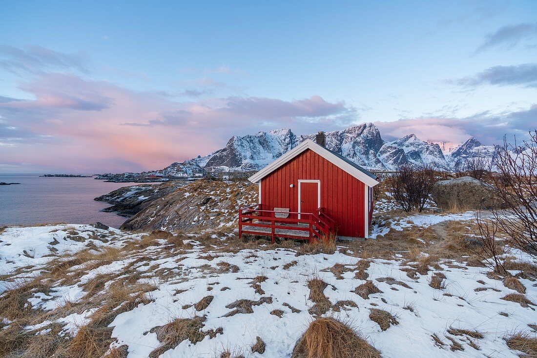 Traditionelles Fischerhaus im Winter im Morgengrauen, Hamnoy, Nordland, Nordnorwegen, Norwegen