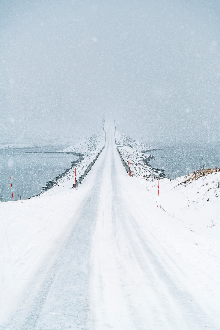Fredvang-Brücke unter dem Schnee, Fredvang, Flakstad, Nordland, Nordnorwegen, Norwegen