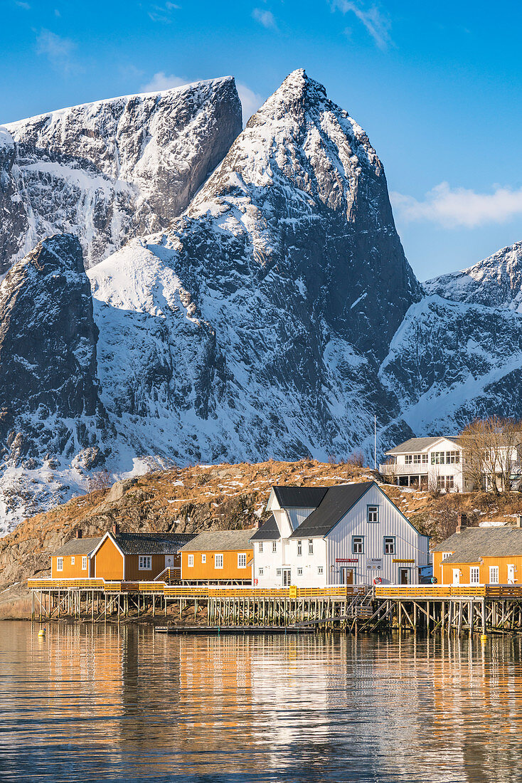 Nahaufnahme von dem Dorf Sariskoy und dem Navaren Gipfel im Winter, Reine, Lofoten, Nordland, Nordnorwegen, Norwegen