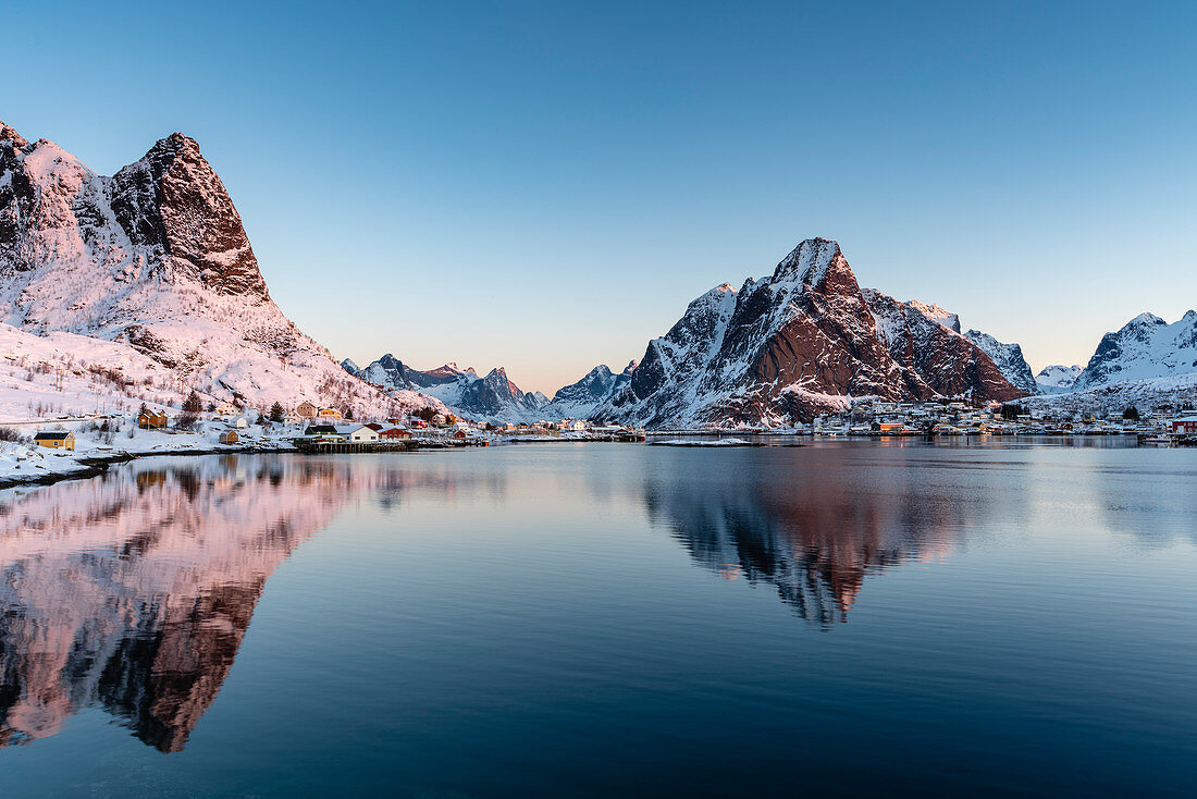 Reiner Fjord in der Morgendämmerung, mit den Gipfeln von Navaren und Olstinden im Winter, Reine, Nordland, Nordnorwegen, Norwegen