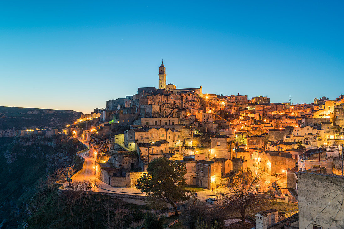 Die Altstadt in der Abenddämmerung aus einer erhöhten Perspektive, Matera, Region Basilikata, Italien