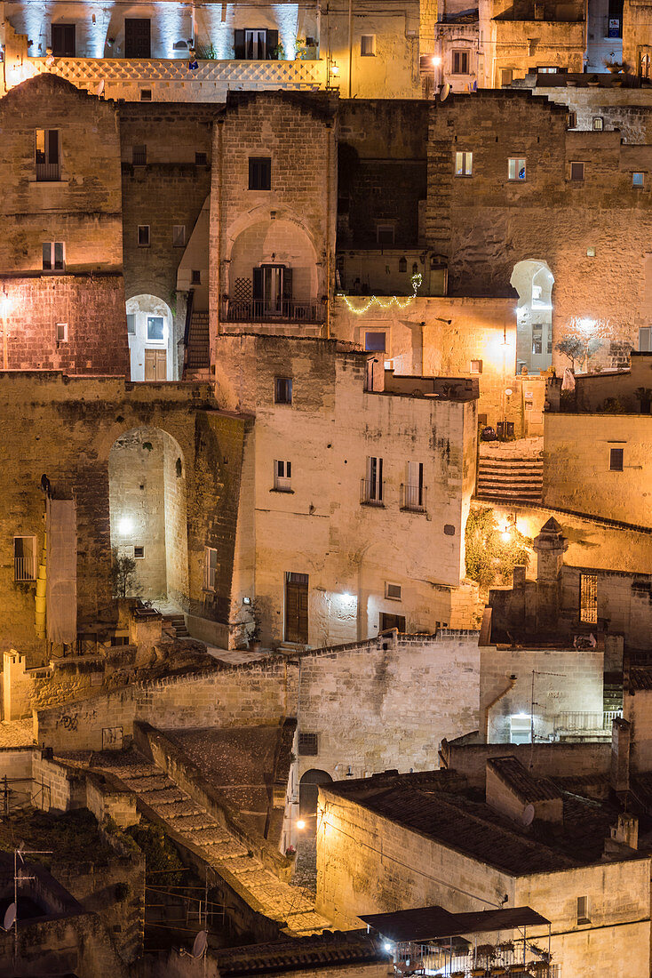 Nahaufnahme von alten Häusern bei Nacht, Stadtteil Sassi, Matera, Region Basilikata, Italien