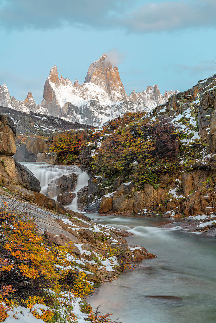 Geheime Wasserfall und Fitz Roy Gebirge bei Sonnenaufgang, El Chalten, Provinz Santa Cruz, Argentinien