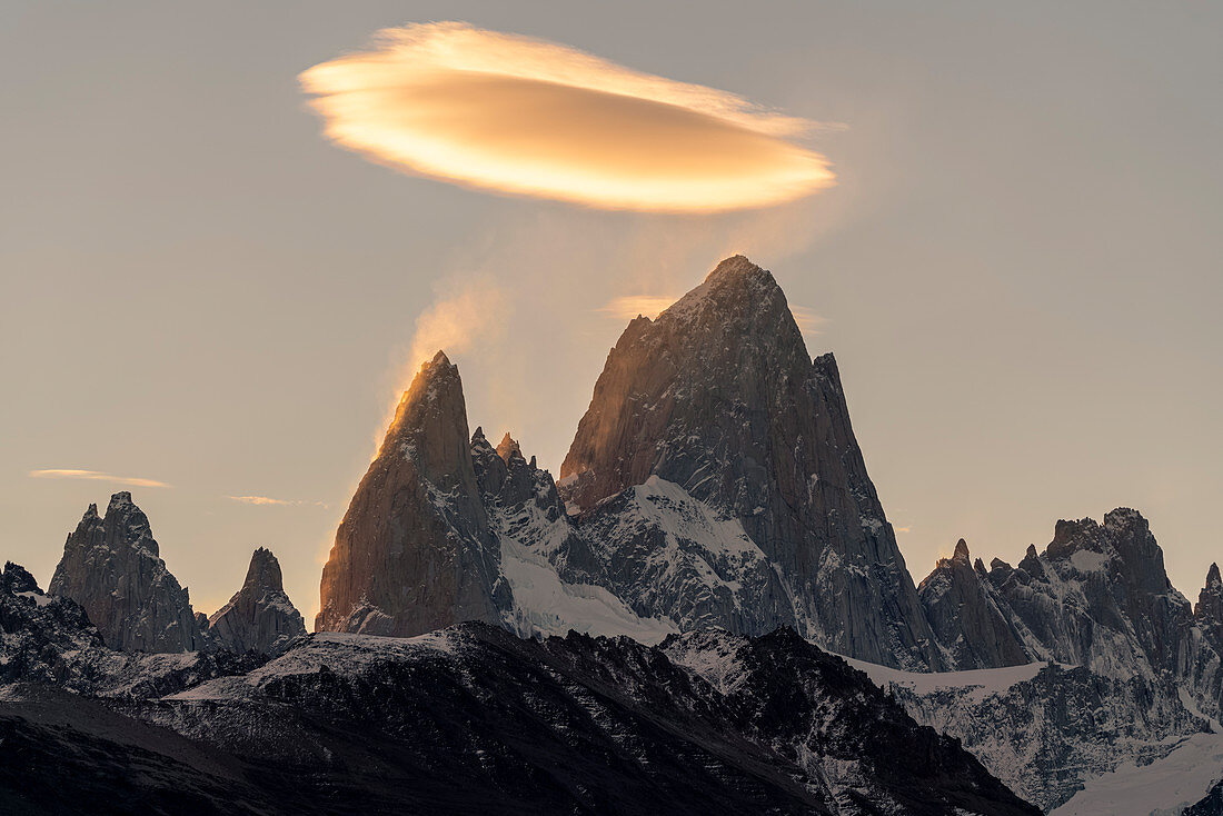 Nahaufnahme von Fitz Roy mit Wolke bei Sonnenuntergang, El Chalten, Provinz Santa Cruz, Argentinien