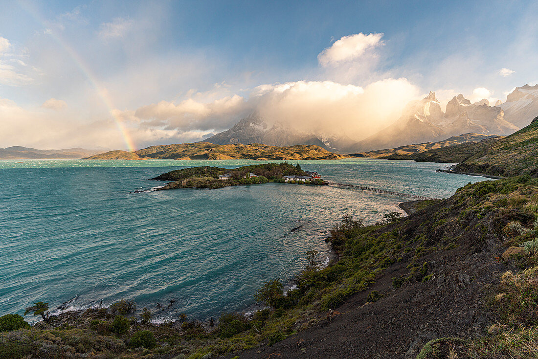 Regenbogen über dem Pehoé-See aus erhöhter Sicht, Nationalpark Torres del Paine, Provinz Ultima Esperanza, Chile