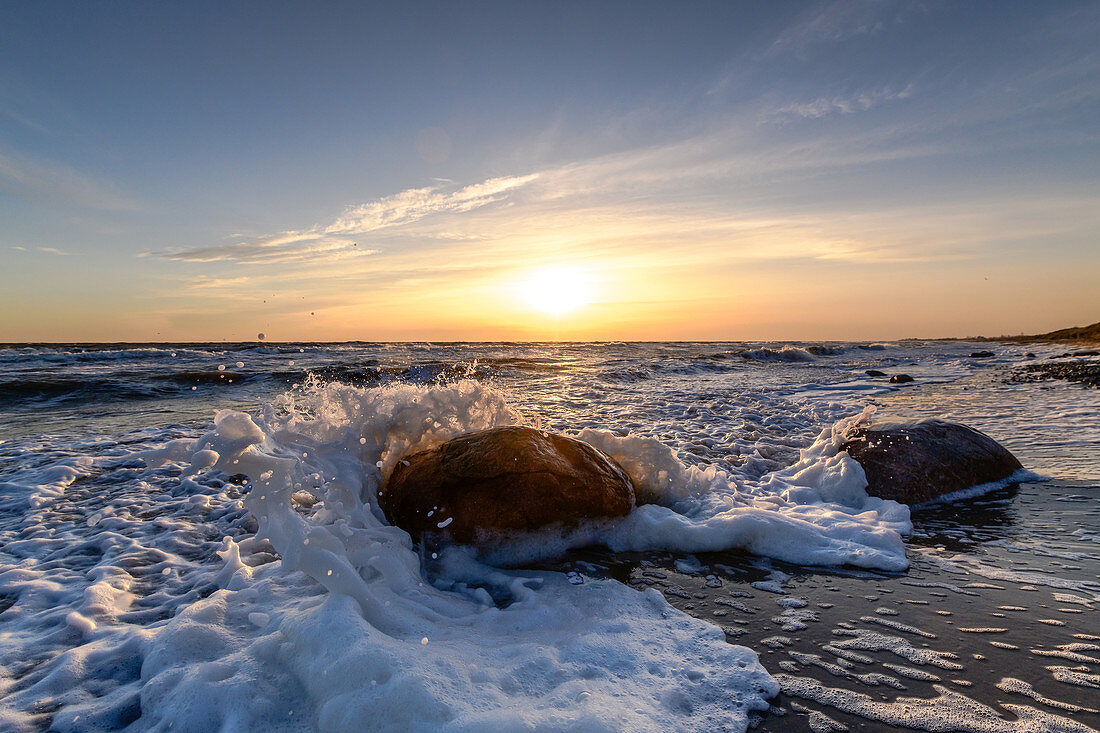 Wellen rollen über einen Stein, Ostsee, Rosenfelder Strand, Ostholstein, Schleswig-Holstein, Deutschland