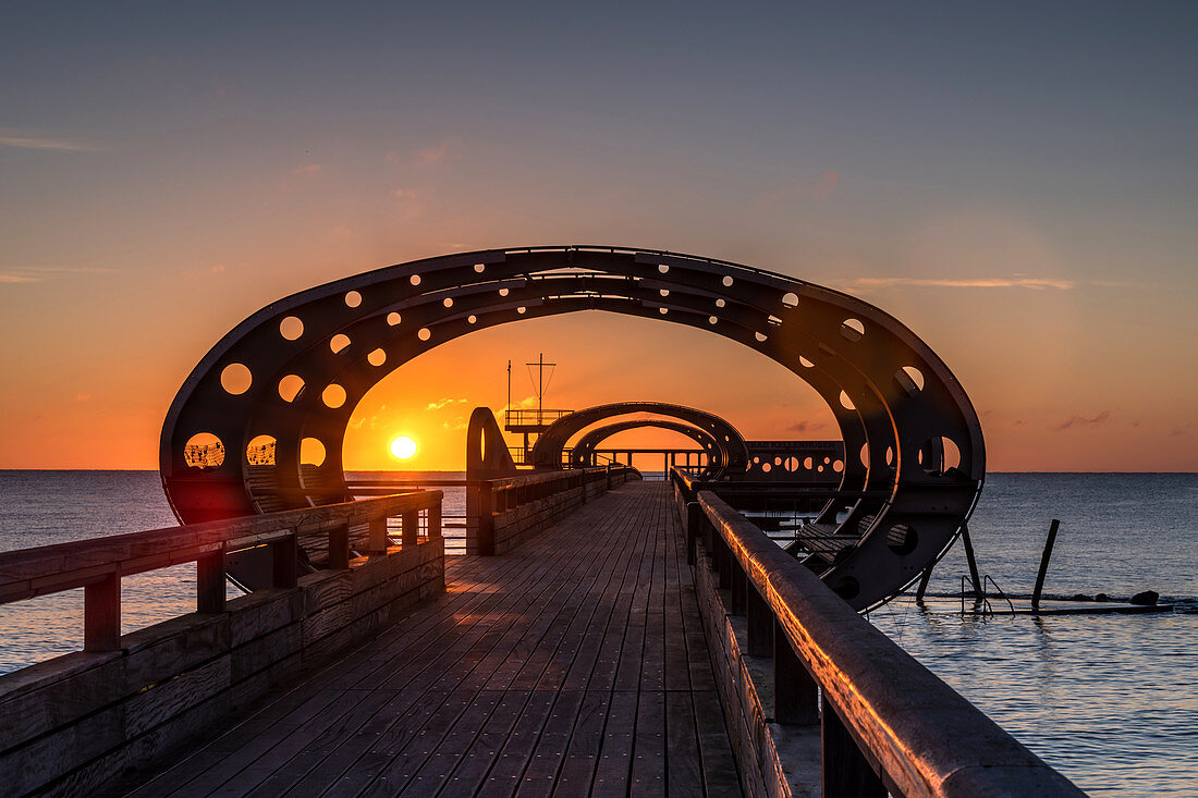Sonnenaufgang auf der Seebrücke in Kellenhusen, Ostsee, Ostholstein, Schleswig-Holstein, Deutschland