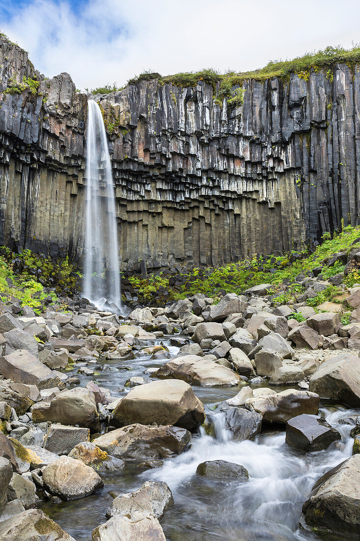 Svartifoss Wasserfall im Skaftafell Naturschutzgebiet (Vatnajökull-Nationalpark, östliche Region, Island, Europa)