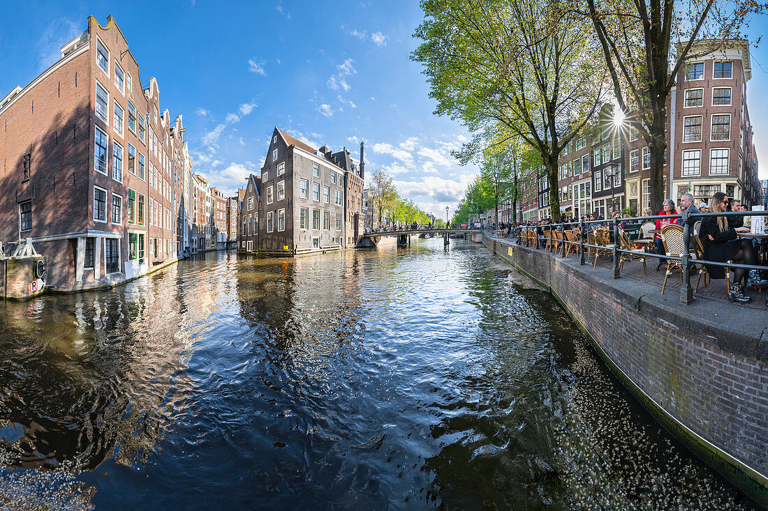 Oudezijds Voorburgwal-Kanal im Stadtviertel De Wallen (Amsterdam, Nordholland, Niederlande)