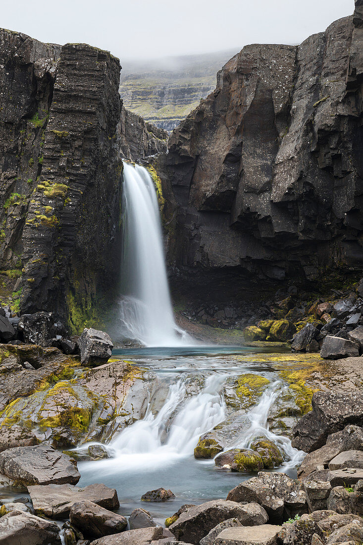 Folaldafoss Wasserfall entlang der Straße 939 zum Öxi Pass (Berufjörður, Östliche Region, Island, Europa)