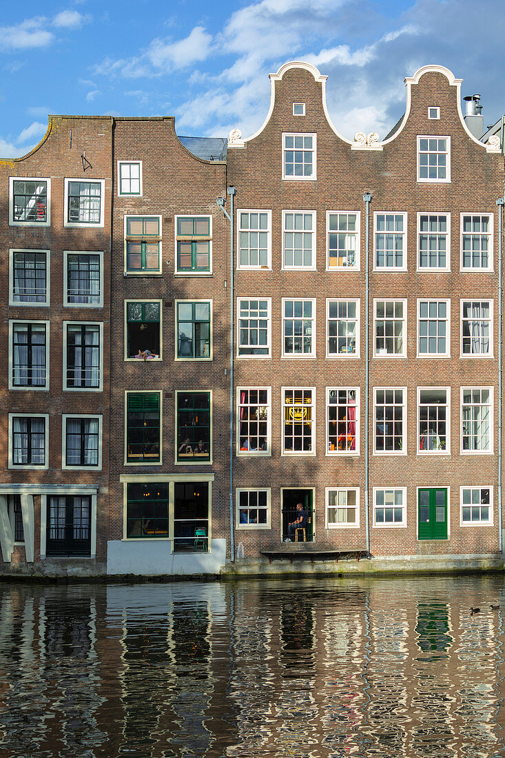 Typische Häuser an den Grachten im Stadtteil De Wallen in Amsterdam (Nordholland, Niederlande)