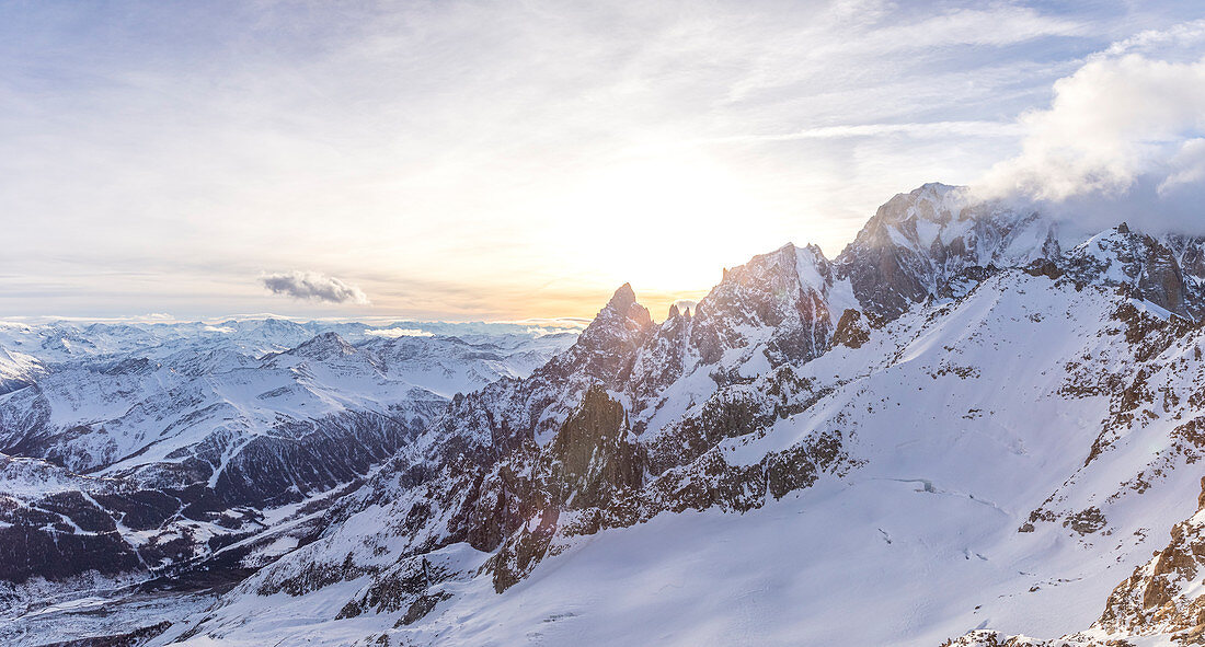 Panoramablick auf Mont Blanc und Aiguille Noire von dem Rifugio Torino aus, Pointe Helbronner, Aosta, Aostatal, Italien, Europa