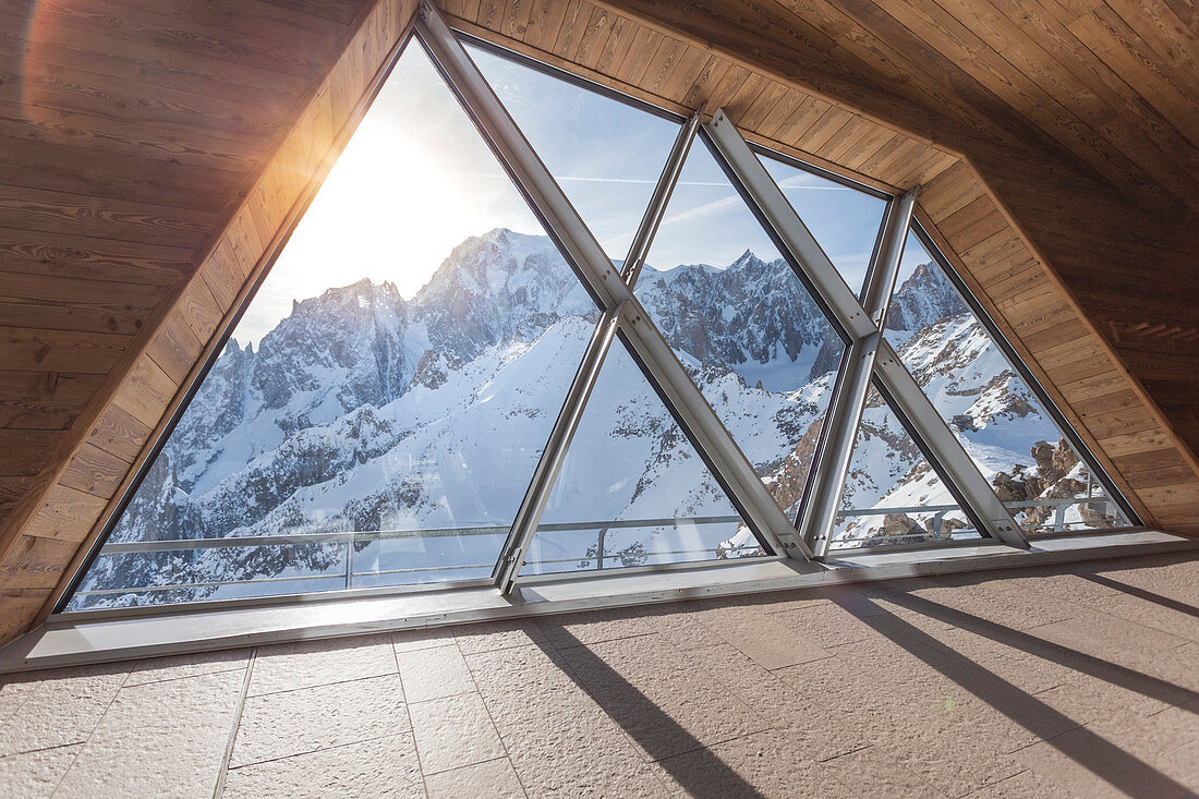 Die Sonne über der Spitze des Mont Blanc, von der Skyway-Seilbahnstation aus, Pointe Helbronner, Aosta, Aostatal, Italien, Europa