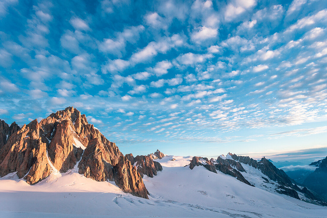 Grand Capucin bei Sonnenaufgang, Blick auf Pointe Helbronner (3462 m), Mont Blanc, Courmayeur, Aosta, Aostatal, Italien