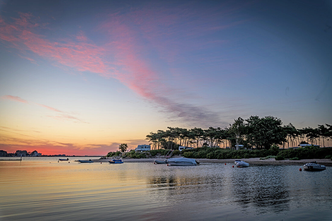 Boote im Sonnenaufgang an der Ostseespitze in Sütel, Ostsee, Ostholstein, Schleswig-Holstein, Deutschland