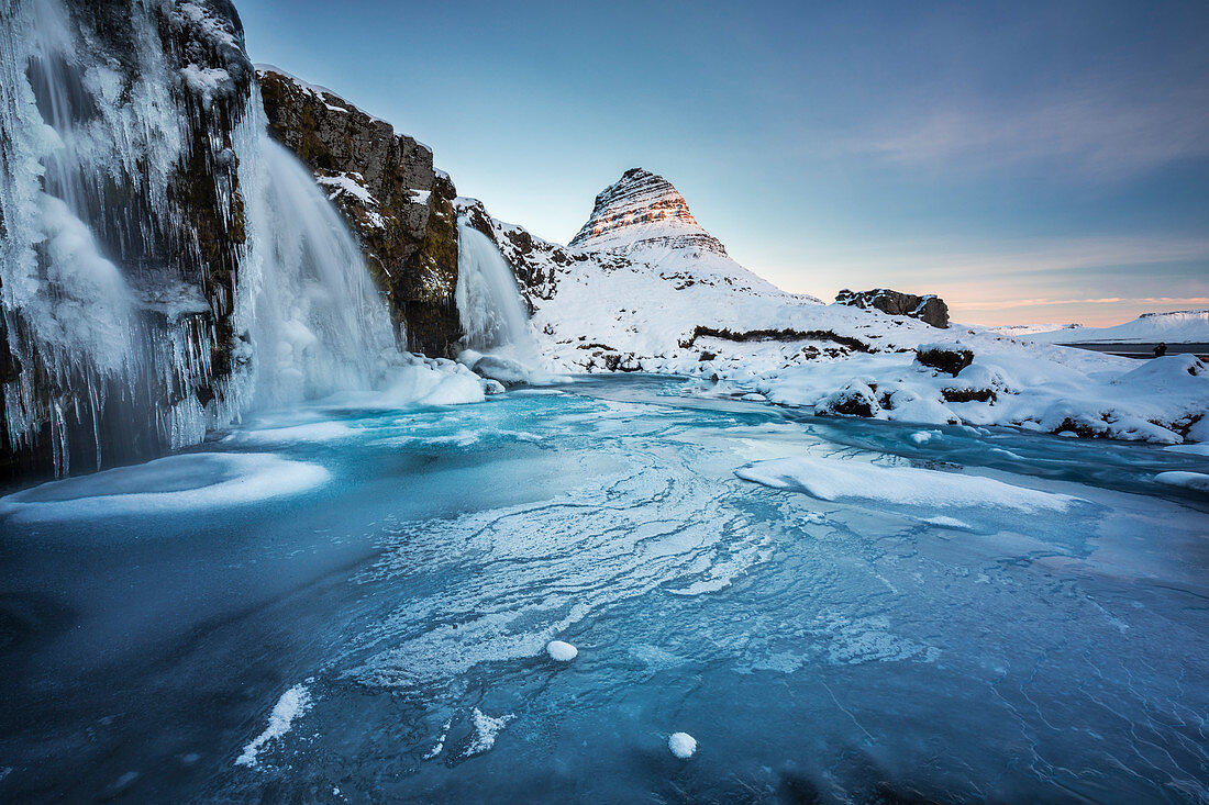 Wasserfall bei Kirkjufell, Grundarfjörður, Halbinsel Snæfellsnes, Region Vesturland, Island, Nordeuropa