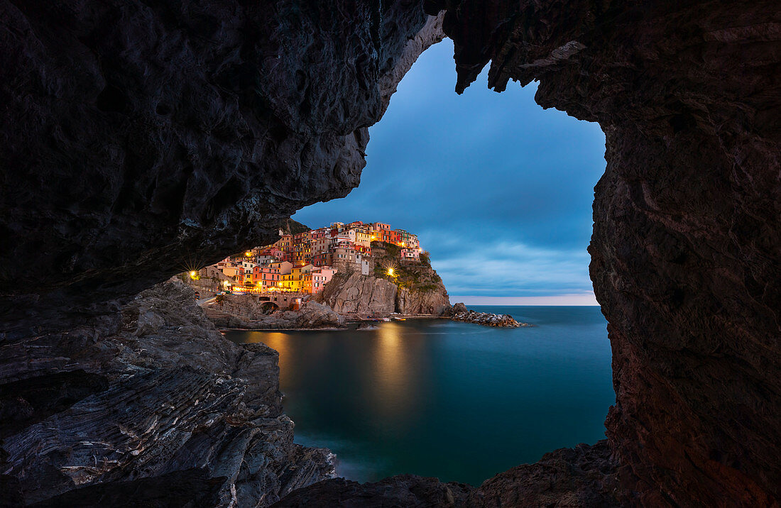 Manarola zur blauen Stunde, La Spezia, Ligurien, Italien, Südeuropa