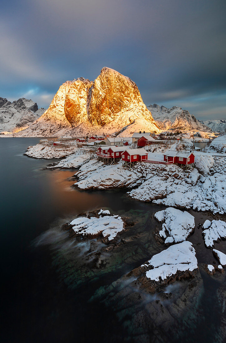 Blick von einer Brücke bei Sonnenaufgang über Hamnoy, Moskenes, Moskenesøy, Nordland, Lofoten, Norwegen, Nordeuropa