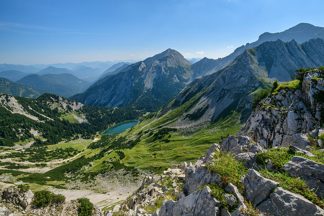 Blick vom Feldernkreuz auf Soiernsee, Feldernkreuz, Karwendel, Oberbayern, Bayern, Deutschland