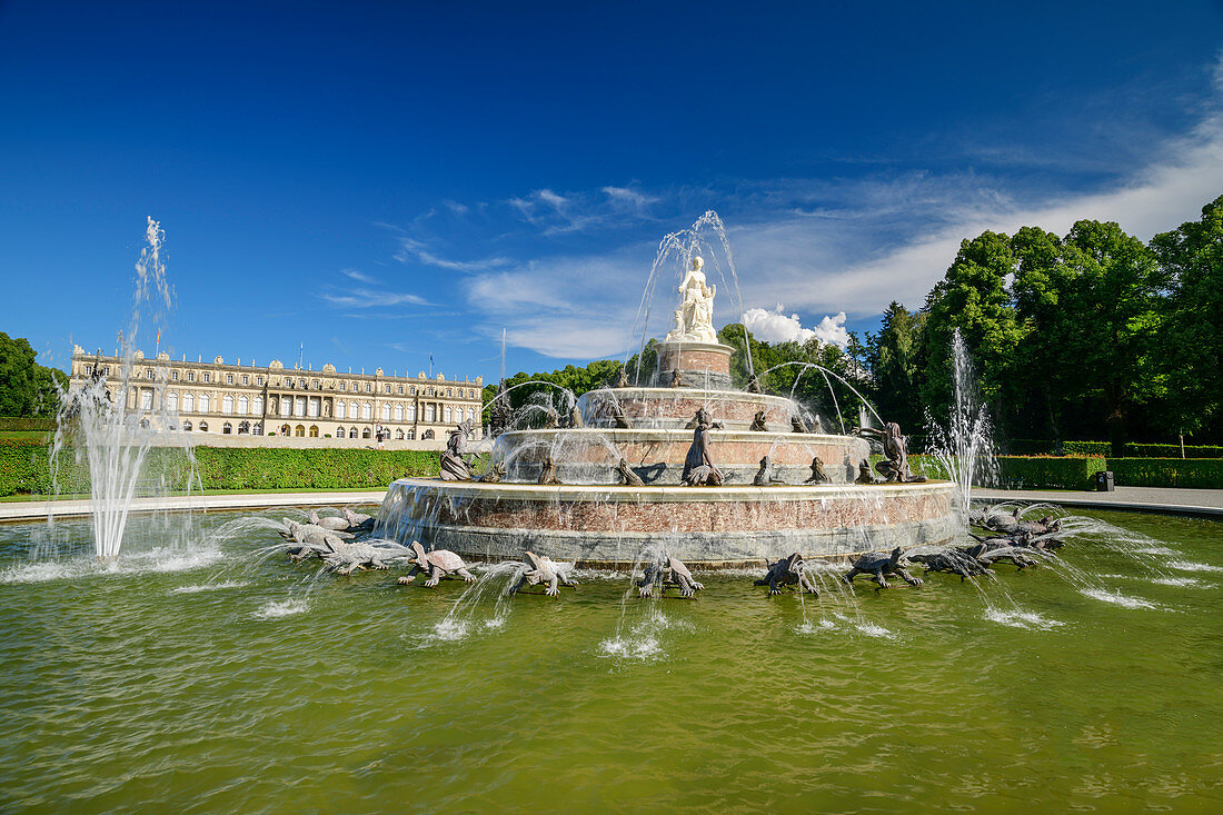 Springbrunnen mit Schloss Herrenchiemsee, Herrenchiemsee, Chiemsee, Oberbayern, Bayern, Deutschland