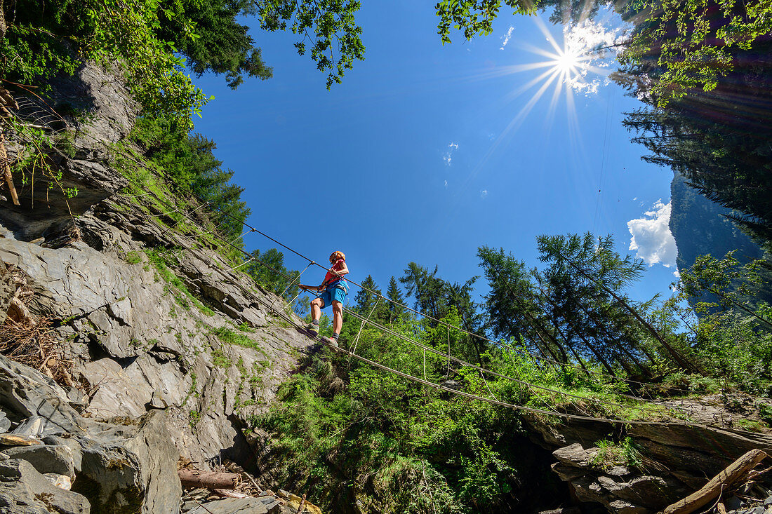 Frau begeht Seilbrücke am Möllschlucht-Klettersteig, Möllschlucht, Glocknergruppe, Nationalpark Hohe Tauern, Kärnten, Österreich